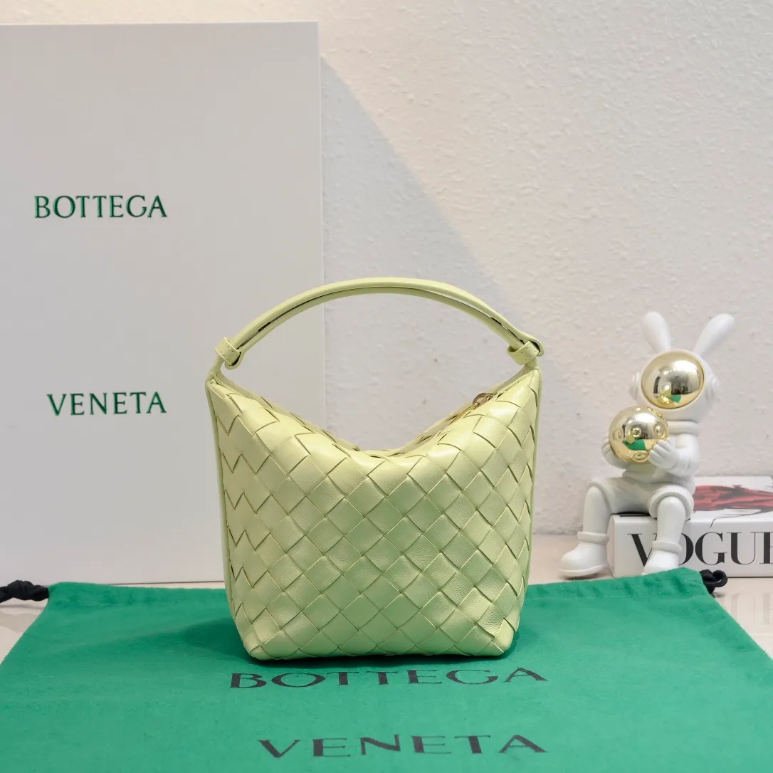 Batch 1280 It is predicted that BV Bottega's lunch bag will be popular again this year🔥. It is very soft and lightweight. It also uses the intrecciato weaving process that the two founders spent several months developing from the beginning of the brand. It is completely hand-woven by Italian craftsmen and perfectly reflects the craftsmanship of Bottega. The entire bag shape is also a very practical and popular lunch box bag shape. The slightly curved arc of the bag mouth can also better fit our wrists. Style number: 7748-1 Size: 17*13.5*5cm